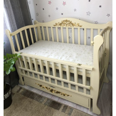 Кроватка детская ВС "ЛОТОС" ящик, шарнир-подшипник с откидной боковиной (Слоновая кость) патина золото