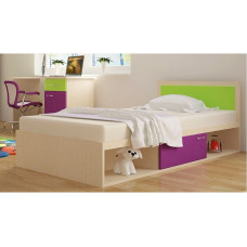 Яркая детская одноярусная кроватка с полочками