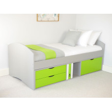 Детская яркая одноярусная кроватка с ящиками